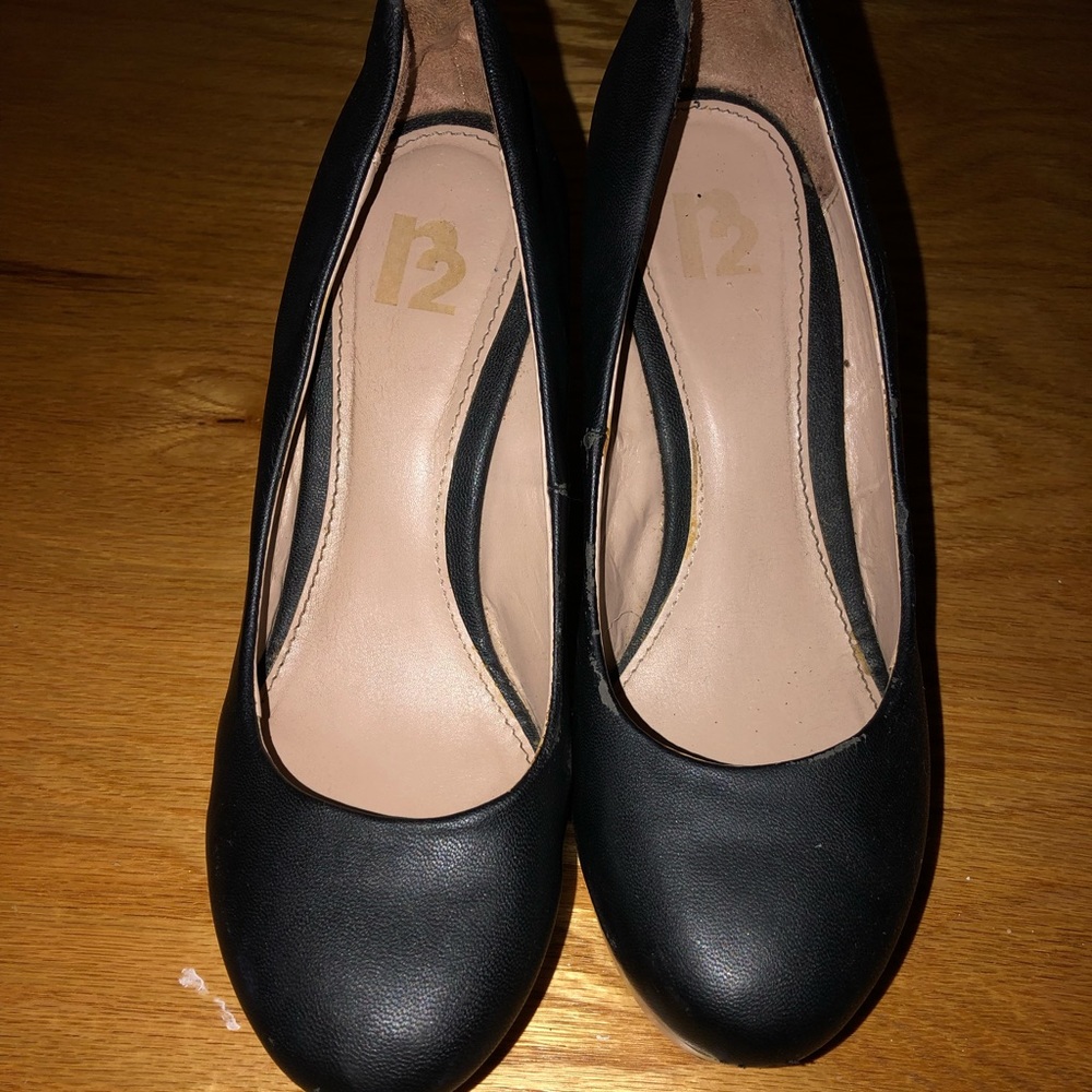Black wedges